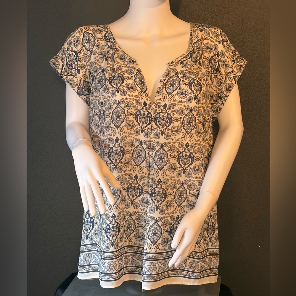 Max Studio Beige and Navy Paisley Patterned V-Neck Blouse Sz Medium